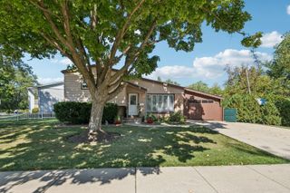 122 W HELEN Road, Palatine, IL 60067