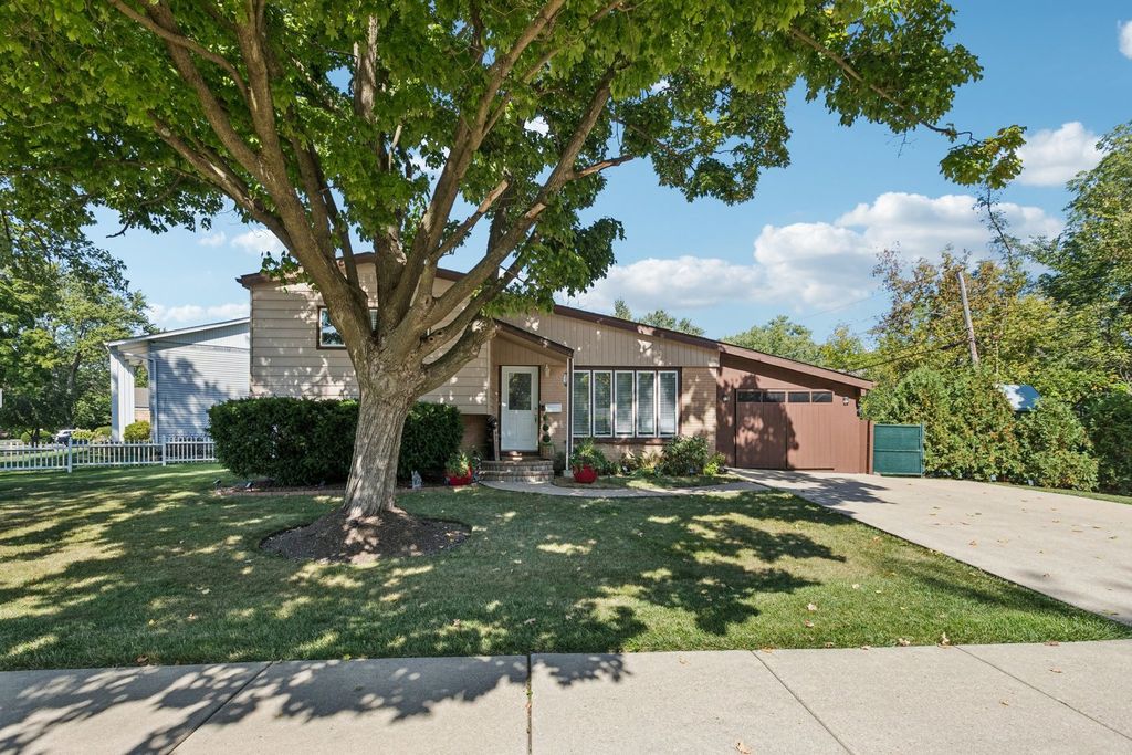 122 W HELEN Road, Palatine, IL 60067