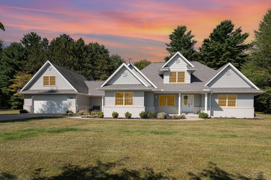 5605 N Shore Road, Pinconning Twp, MI 48650