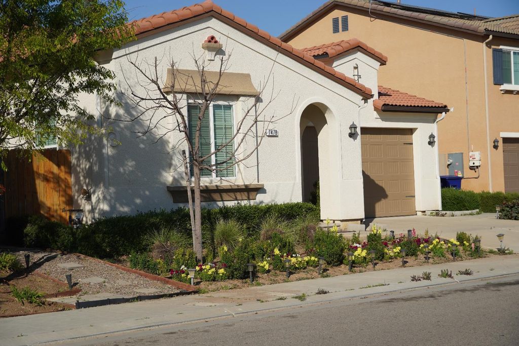 Image 2 of property listing at 7478 E Flint Way, Fresno, CA 93737
