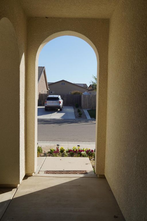 Image 3 of property listing at 7478 E Flint Way, Fresno, CA 93737