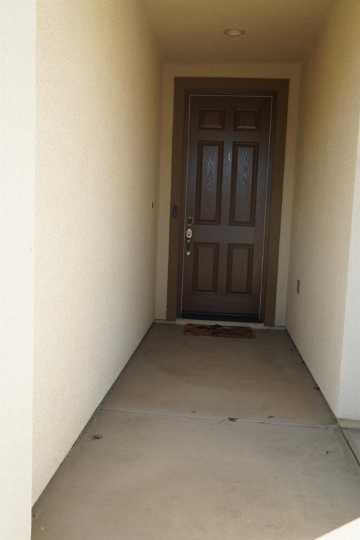Image 4 of property listing at 7478 E Flint Way, Fresno, CA 93737