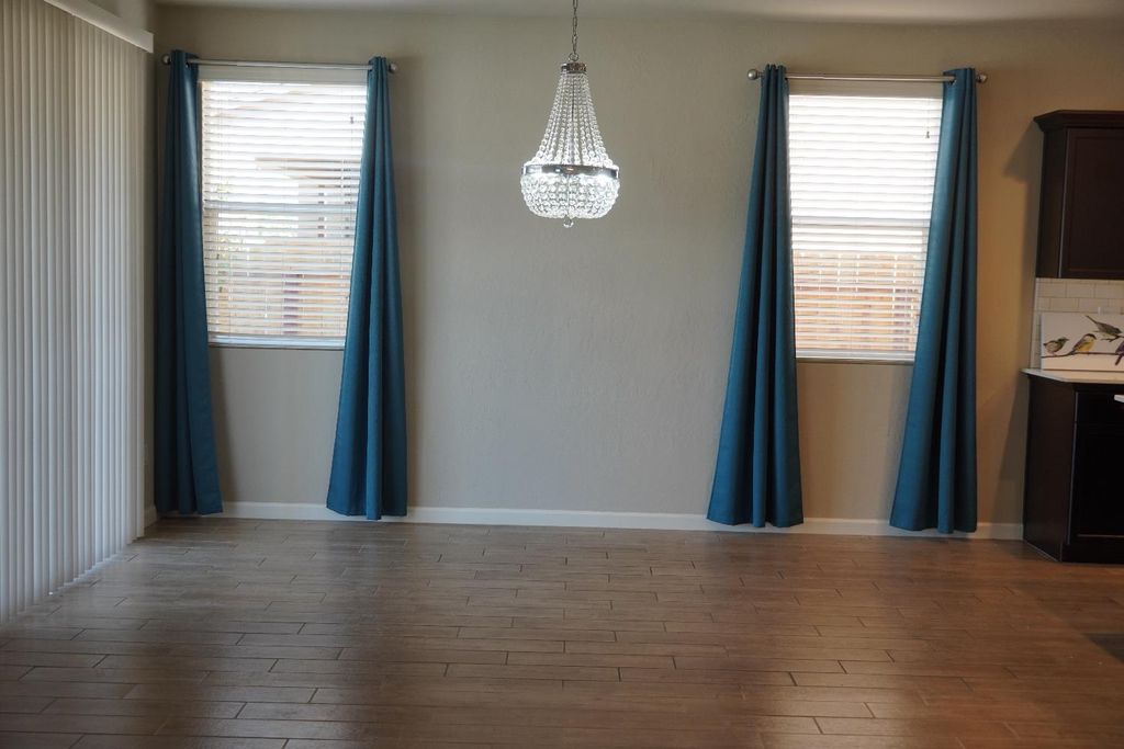 Image 5 of property listing at 7478 E Flint Way, Fresno, CA 93737