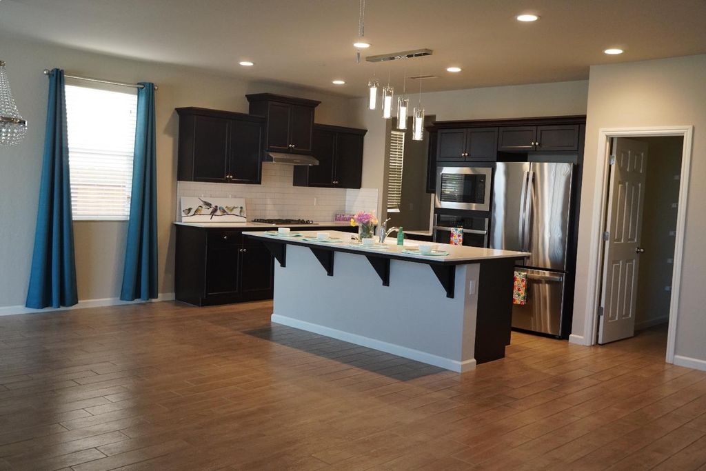 Image 7 of property listing at 7478 E Flint Way, Fresno, CA 93737