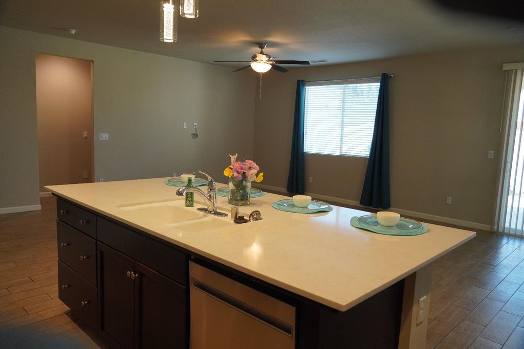 Image 9 of property listing at 7478 E Flint Way, Fresno, CA 93737