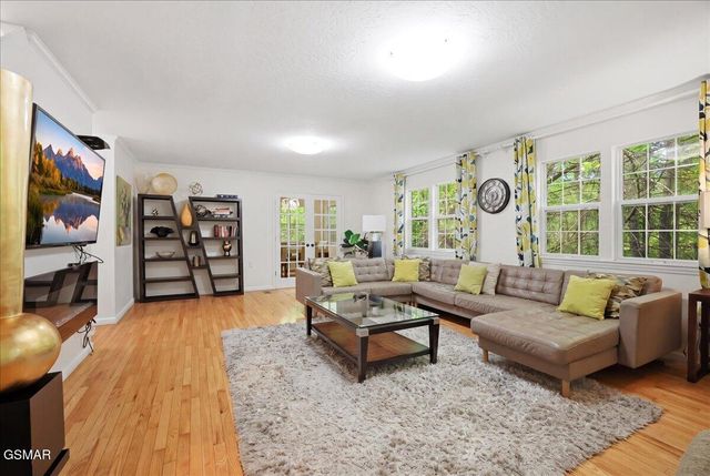 4340 Lakeshore Avenue, Sevierville, TN 37876