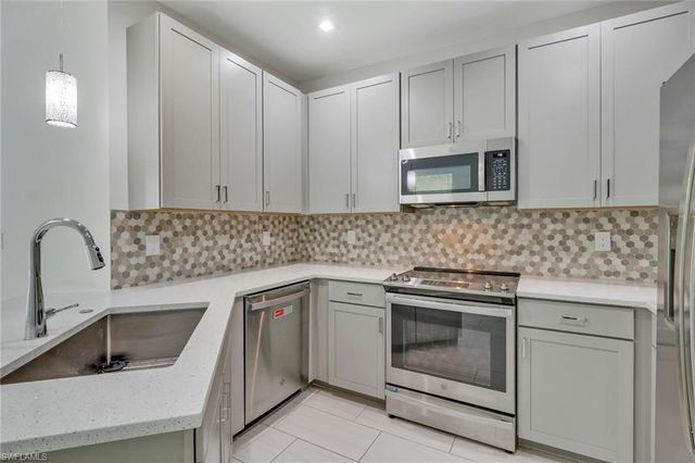 7501 Carnegie WAY, Naples, FL 34119