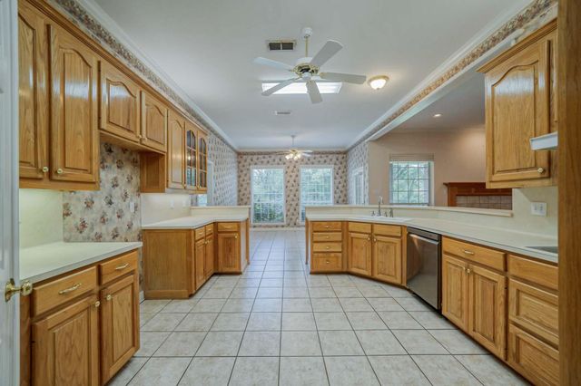 1302 Spring Tree Ln, Kilgore, TX 75662