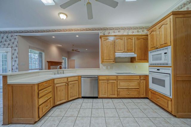 1302 Spring Tree Ln, Kilgore, TX 75662