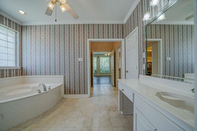 1302 Spring Tree Ln, Kilgore, TX 75662