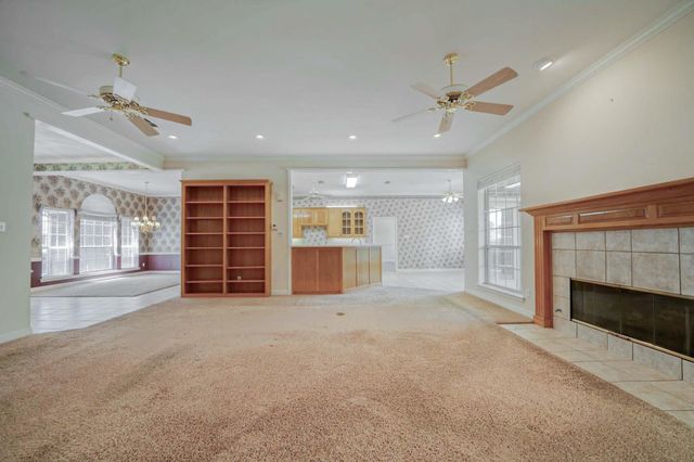1302 Spring Tree Ln, Kilgore, TX 75662