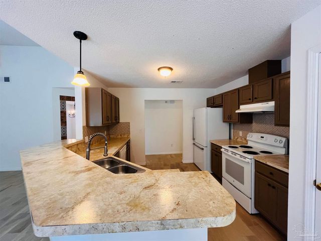 618 Ripsaw Ln, Pensacola, FL 32506
