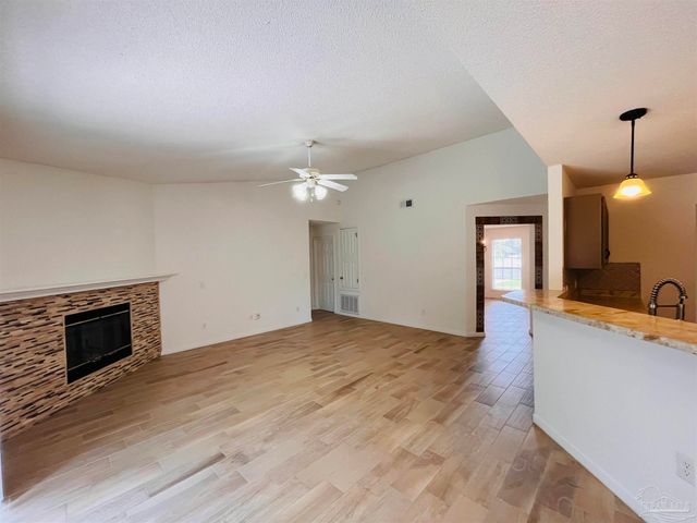 618 Ripsaw Ln, Pensacola, FL 32506