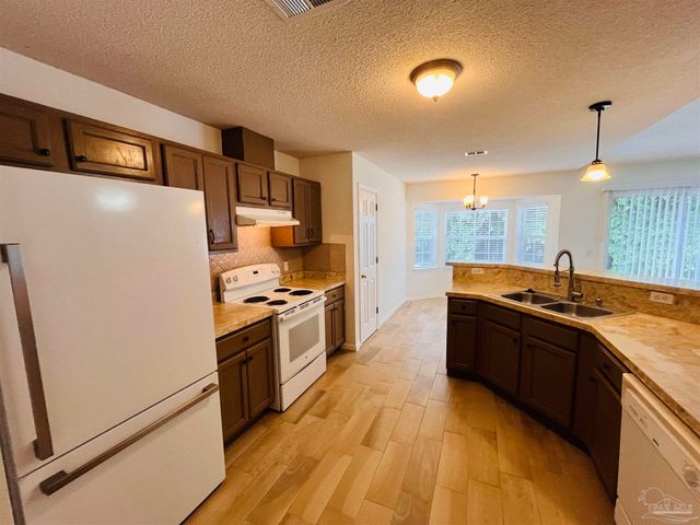 618 Ripsaw Ln, Pensacola, FL 32506