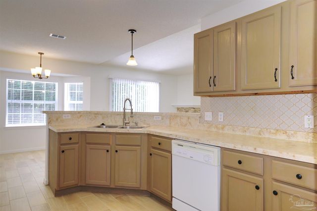 618 Ripsaw Ln, Pensacola, FL 32506