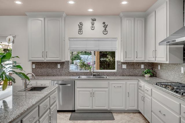 98 Valley Falls Pl, Folsom, CA 95630