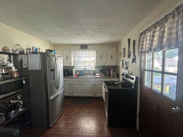 387 Mendon Rd, Attleboro, MA 02703
