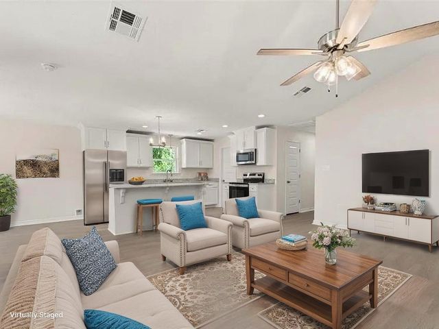 213 N Gladys St, Leesville, LA 71446