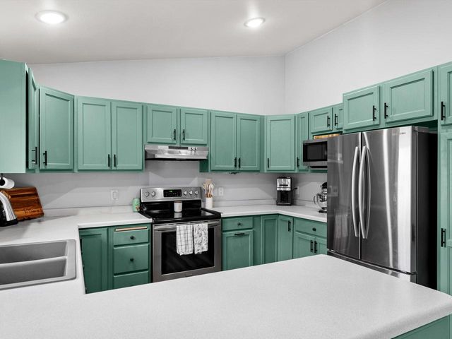 203 Oakwood DRIVE, Manitowoc, WI 54220