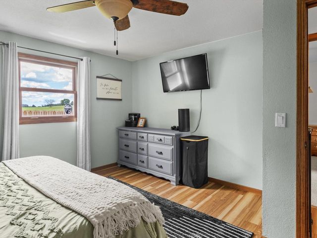 203 Oakwood DRIVE, Manitowoc, WI 54220