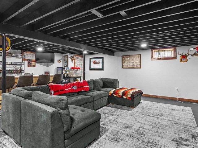 203 Oakwood DRIVE, Manitowoc, WI 54220