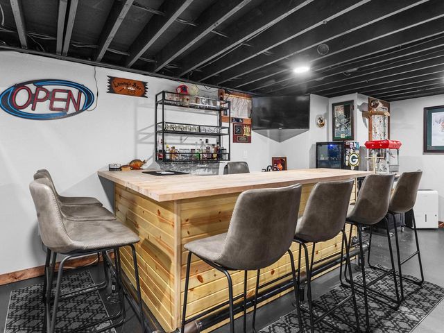 203 Oakwood DRIVE, Manitowoc, WI 54220