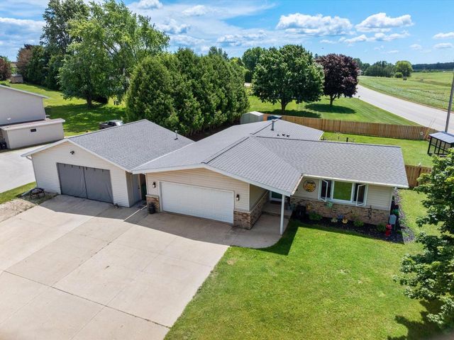 203 Oakwood DRIVE, Manitowoc, WI 54220