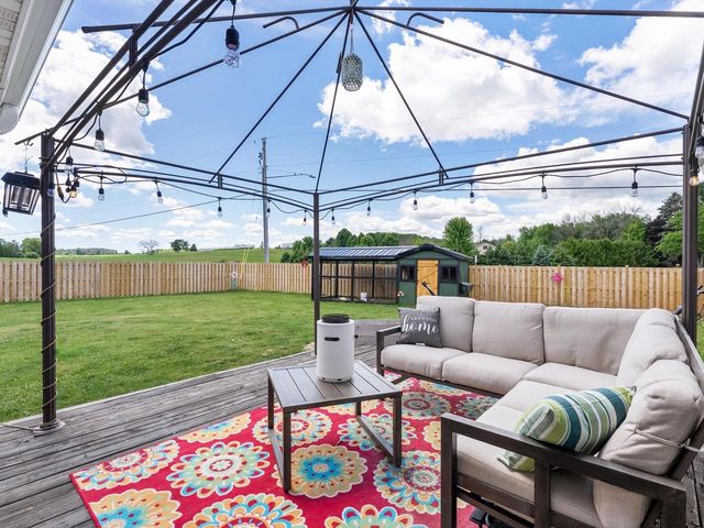 203 Oakwood DRIVE, Manitowoc, WI 54220