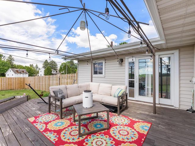 203 Oakwood DRIVE, Manitowoc, WI 54220