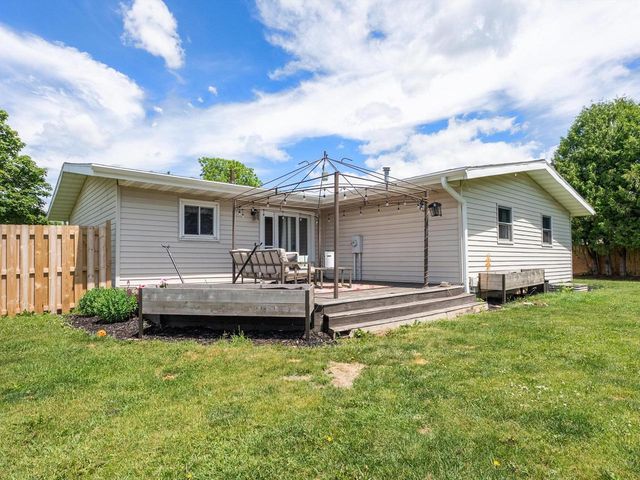203 Oakwood DRIVE, Manitowoc, WI 54220