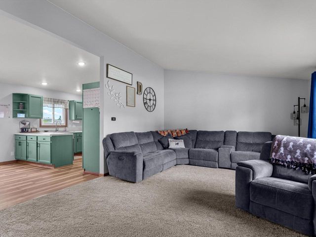 203 Oakwood DRIVE, Manitowoc, WI 54220