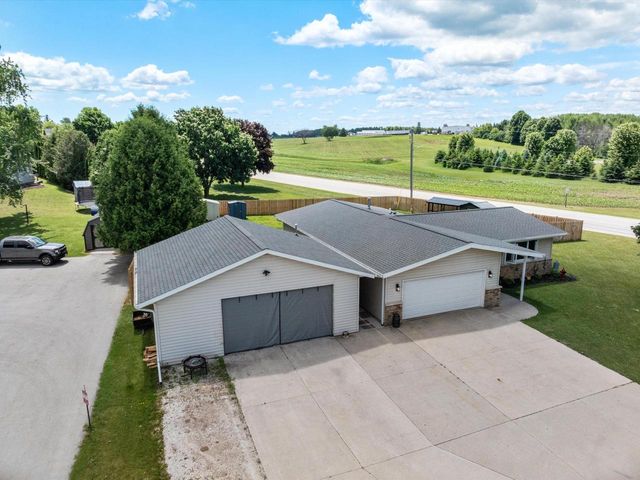 203 Oakwood DRIVE, Manitowoc, WI 54220
