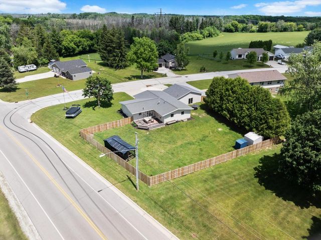 203 Oakwood DRIVE, Manitowoc, WI 54220
