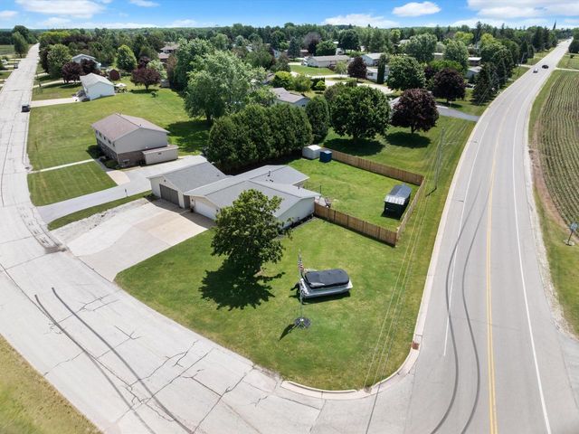 203 Oakwood DRIVE, Manitowoc, WI 54220