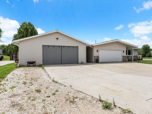203 Oakwood DRIVE, Manitowoc, WI 54220