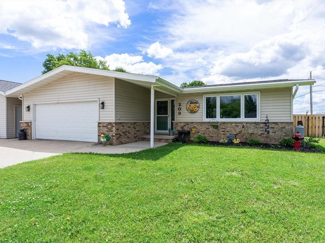 203 Oakwood DRIVE, Manitowoc, WI 54220