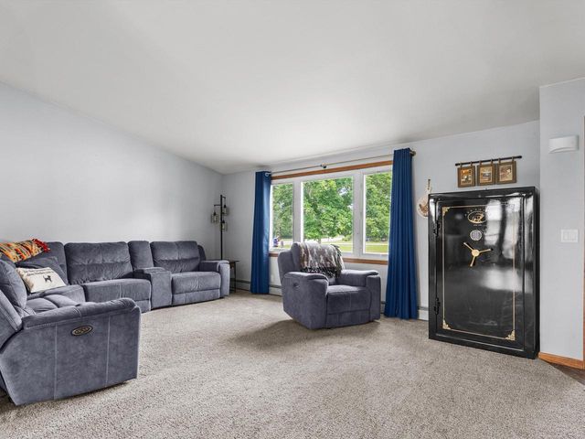 203 Oakwood DRIVE, Manitowoc, WI 54220