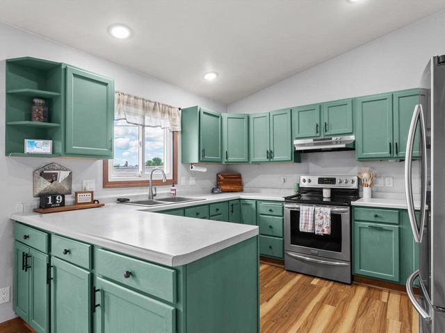 203 Oakwood DRIVE, Manitowoc, WI 54220