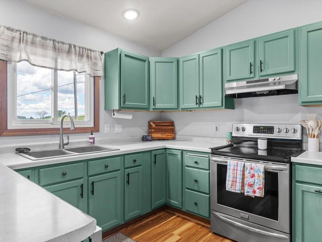 203 Oakwood DRIVE, Manitowoc, WI 54220