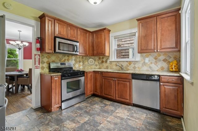 585 Ridge St, Newark City, NJ 07104