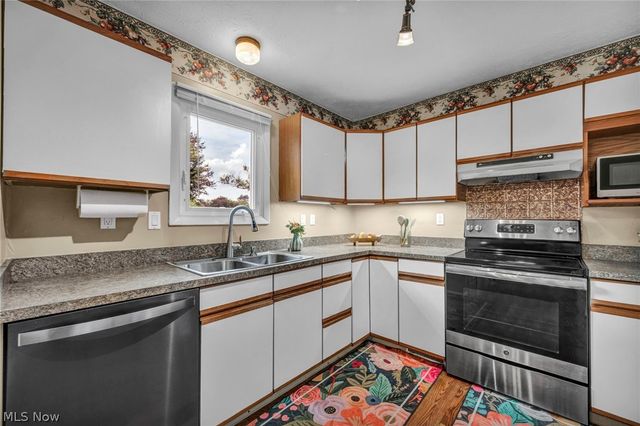 4914 Meadow Moss Lane, North Ridgeville, OH 44039