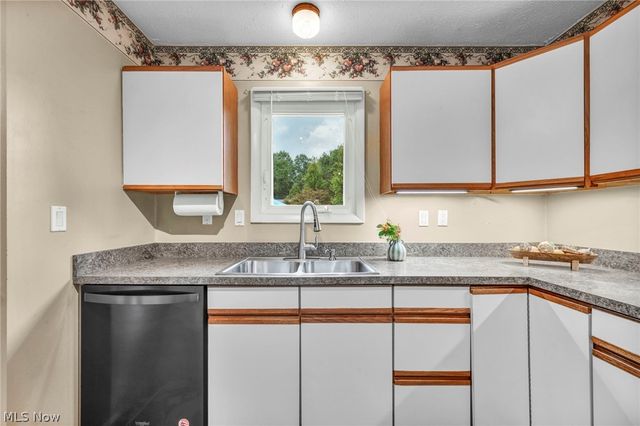 4914 Meadow Moss Lane, North Ridgeville, OH 44039