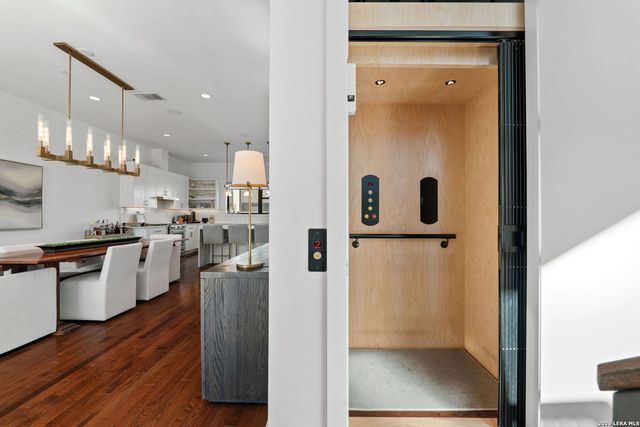 318 W Grayson St Unit 204, San Antonio, TX 78212