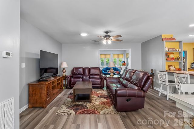 141 Derbyshire Drive, Hendersonville, NC 28792