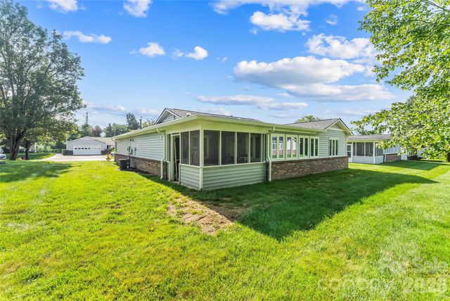 141 Derbyshire Drive, Hendersonville, NC 28792