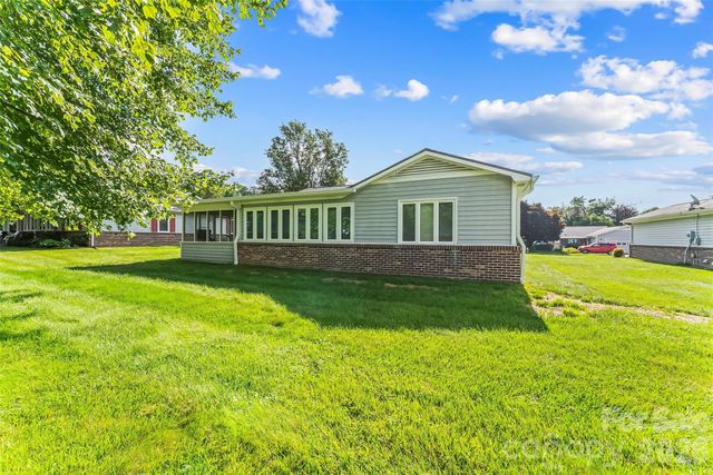 141 Derbyshire Drive, Hendersonville, NC 28792