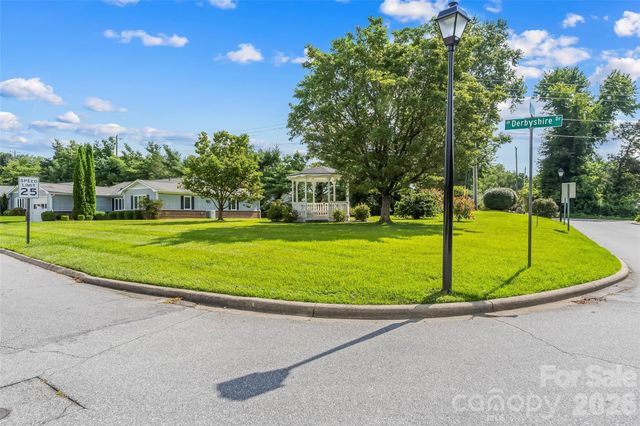 141 Derbyshire Drive, Hendersonville, NC 28792