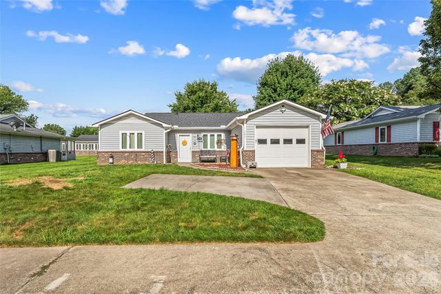141 Derbyshire Drive, Hendersonville, NC 28792