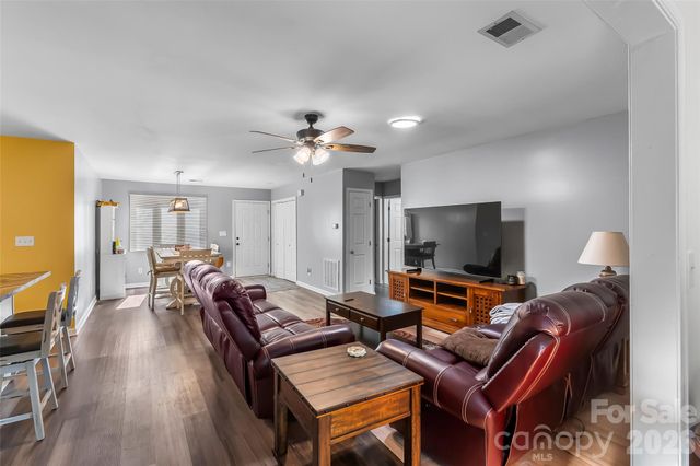 141 Derbyshire Drive, Hendersonville, NC 28792