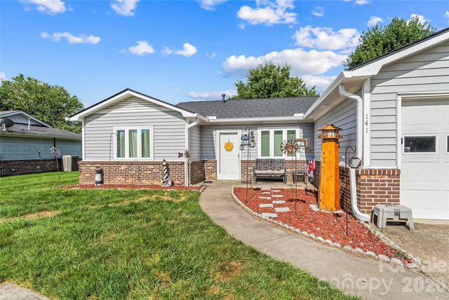 141 Derbyshire Drive, Hendersonville, NC 28792